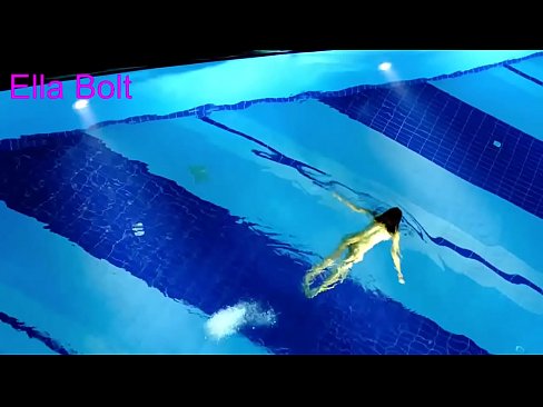 ❤️ Handikwanise kumira kuona, mudiki blonde akabatwa achishambira asina kupfeka muELLA BOLT resort pool ❤️❌  ❤